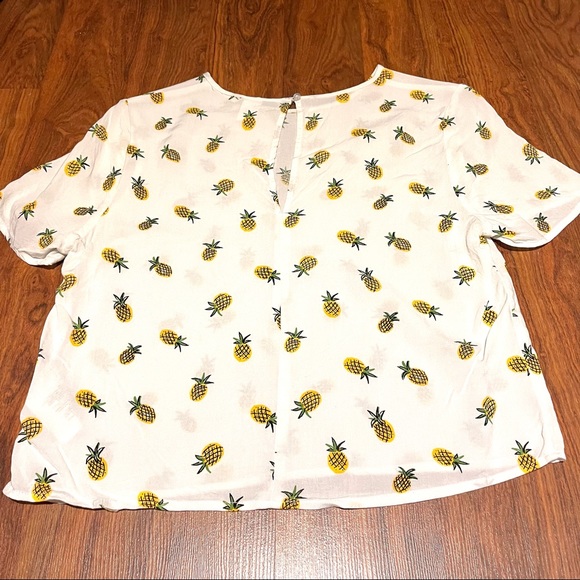 NWOT Pineapple Print Top - Picture 2 of 4